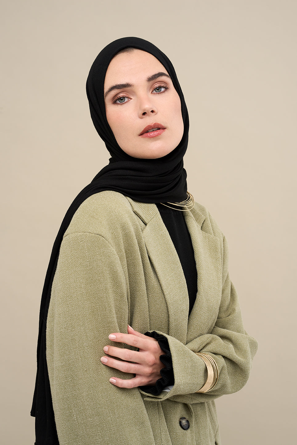 The CHANO cotton jersey hijab in the color black offers lightweight comfort and breathability with a stretchy, non-slip fabric that stays in place all day. Ideal for casual and active wear, it ensures easy, effortless styling without the need for an undercap.