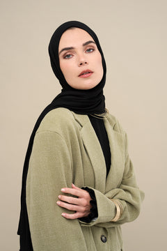 The CHANO cotton jersey hijab in the color black offers lightweight comfort and breathability with a stretchy, non-slip fabric that stays in place all day. Ideal for casual and active wear, it ensures easy, effortless styling without the need for an undercap.