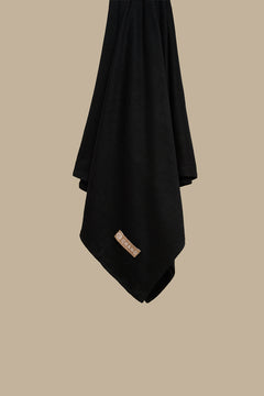 The CHANO cotton jersey hijab in the color black offers lightweight comfort and breathability with a stretchy, non-slip fabric that stays in place all day. Ideal for casual and active wear, it ensures easy, effortless styling without the need for an undercap.