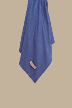 The CHANO cotton jersey hijab in the color blue offers lightweight comfort and breathability with a stretchy, non-slip fabric that stays in place all day. Ideal for casual and active wear, it ensures easy, effortless styling without the need for an undercap.