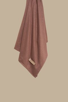 The CHANO cotton jersey hijab in the color chestnut offers lightweight comfort and breathability with a stretchy, non-slip fabric that stays in place all day. Ideal for casual and active wear, it ensures easy, effortless styling without the need for an undercap.