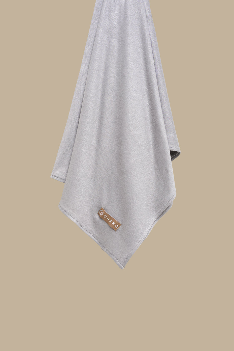 The CHANO cotton jersey hijab in the color light grey offers lightweight comfort and breathability with a stretchy, non-slip fabric that stays in place all day. Ideal for casual and active wear, it ensures easy, effortless styling without the need for an undercap.