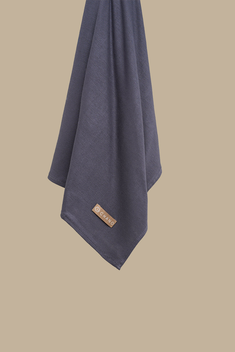 The CHANO cotton jersey hijab in the color navy grey offers lightweight comfort and breathability with a stretchy, non-slip fabric that stays in place all day. Ideal for casual and active wear, it ensures easy, effortless styling without the need for an undercap.
