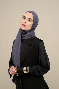 The CHANO cotton jersey hijab in the color navy grey offers lightweight comfort and breathability with a stretchy, non-slip fabric that stays in place all day. Ideal for casual and active wear, it ensures easy, effortless styling without the need for an undercap.