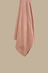The CHANO cotton jersey hijab in the color old pink offers lightweight comfort and breathability with a stretchy, non-slip fabric that stays in place all day. Ideal for casual and active wear, it ensures easy, effortless styling without the need for an undercap.
