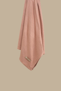 The CHANO cotton jersey hijab in the color old pink offers lightweight comfort and breathability with a stretchy, non-slip fabric that stays in place all day. Ideal for casual and active wear, it ensures easy, effortless styling without the need for an undercap.