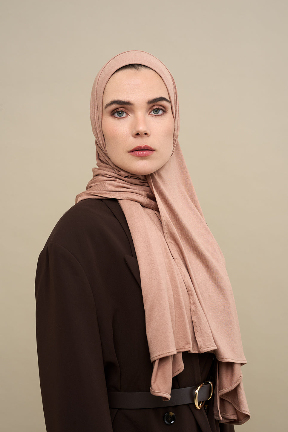 The CHANO cotton jersey hijab in the color old pink offers lightweight comfort and breathability with a stretchy, non-slip fabric that stays in place all day. Ideal for casual and active wear, it ensures easy, effortless styling without the need for an undercap.