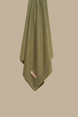 The CHANO cotton jersey hijab in the color olive green offers lightweight comfort and breathability with a stretchy, non-slip fabric that stays in place all day. Ideal for casual and active wear, it ensures easy, effortless styling without the need for an undercap.