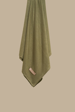 The CHANO cotton jersey hijab in the color olive green offers lightweight comfort and breathability with a stretchy, non-slip fabric that stays in place all day. Ideal for casual and active wear, it ensures easy, effortless styling without the need for an undercap.