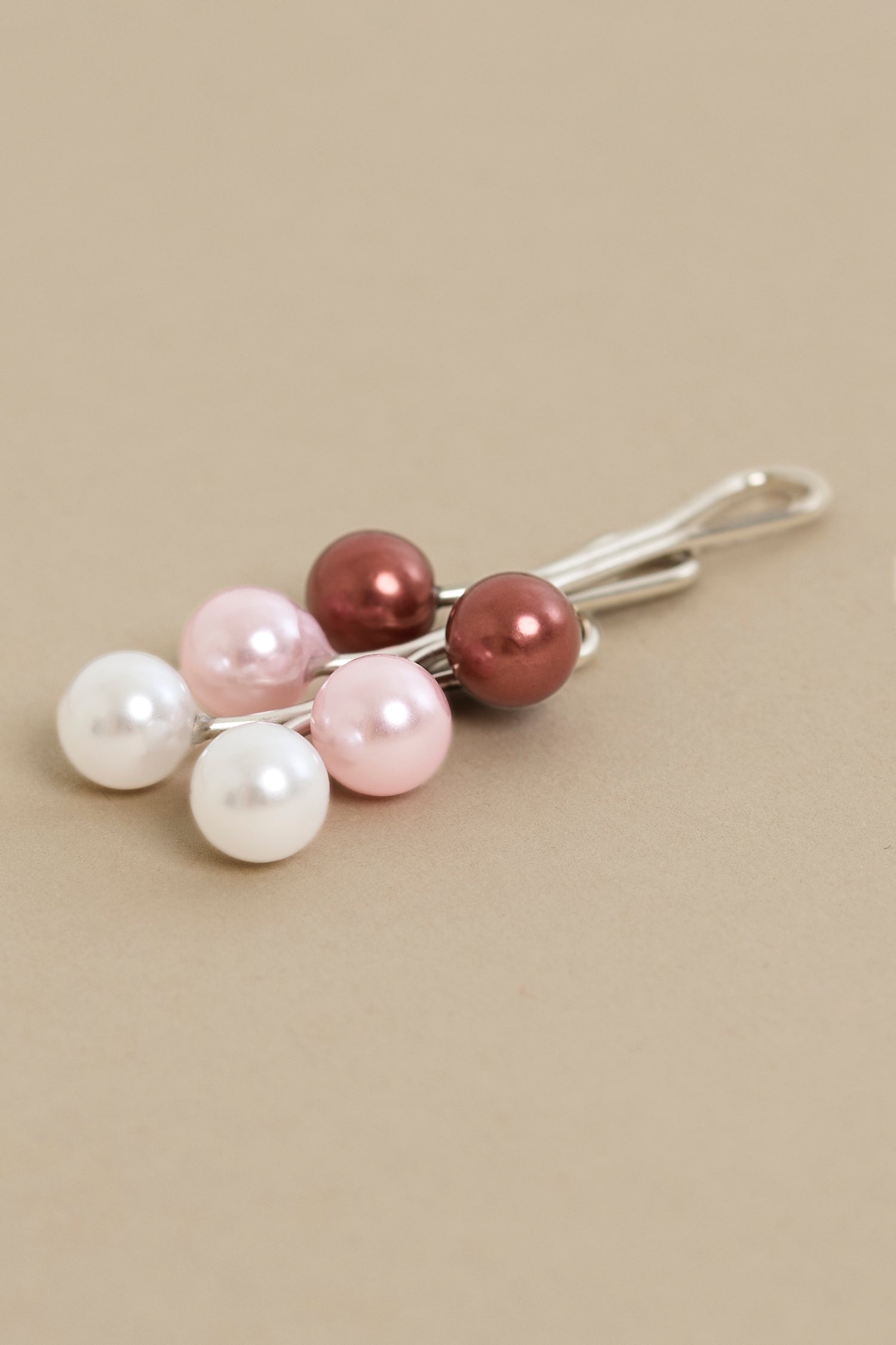 Retractable hijab pins in a set of three. These hijab pins are easy to use and protect your hijab from damage. Made of stainless steel.