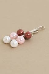 Retractable hijab pins in a set of three. These hijab pins are easy to use and protect your hijab from damage. Made of stainless steel.