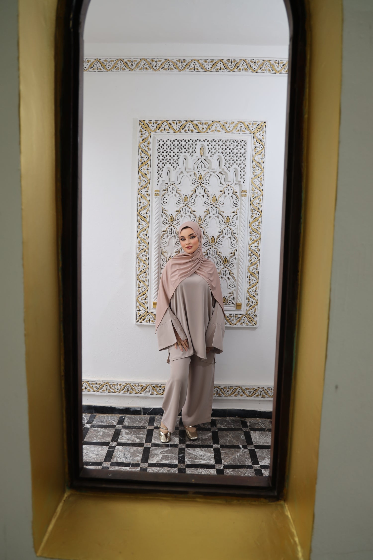 Model wearing a flowy Taupe twinset featuring an oversized tunic with wide sleeves and matching loose-fit trousers.