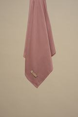 De CHANO premium jersey hijab in mauve is gemaakt van zachte, comfortabele stretchstof, ideaal voor alle seizoenen. Licht van structuur en niet transparant.