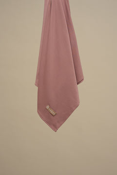 De CHANO premium jersey hijab in mauve is gemaakt van zachte, comfortabele stretchstof, ideaal voor alle seizoenen. Licht van structuur en niet transparant.