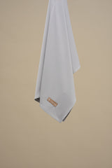 Deze  premium jersey hijab in blauw grijs is gemaakt van zachte, comfortabele stretchstof, ideaal voor alle seizoenen. Licht van structuur en niet transparant. 