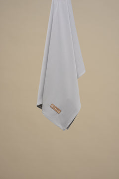 Deze  premium jersey hijab in blauw grijs is gemaakt van zachte, comfortabele stretchstof, ideaal voor alle seizoenen. Licht van structuur en niet transparant. 