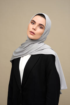 Deze  premium jersey hijab in blauw grijs is gemaakt van zachte, comfortabele stretchstof, ideaal voor alle seizoenen. Licht van structuur en niet transparant. 