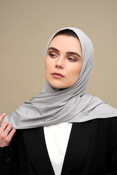 Deze  premium jersey hijab in blauw grijs is gemaakt van zachte, comfortabele stretchstof, ideaal voor alle seizoenen. Licht van structuur en niet transparant. 