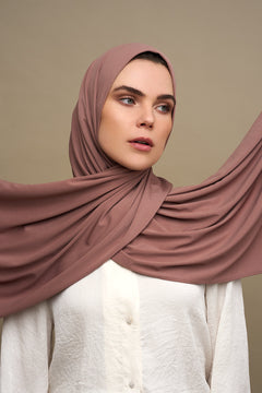 De CHANO premium jersey hijab in mauve is gemaakt van zachte, comfortabele stretchstof, ideaal voor alle seizoenen. Licht van structuur en niet transparant.