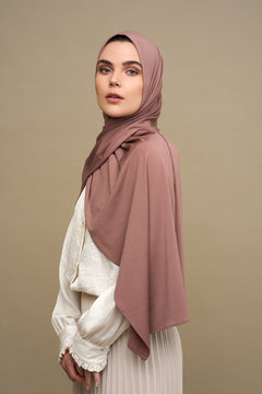 De CHANO premium jersey hijab in mauve is gemaakt van zachte, comfortabele stretchstof, ideaal voor alle seizoenen. Licht van structuur en niet transparant.