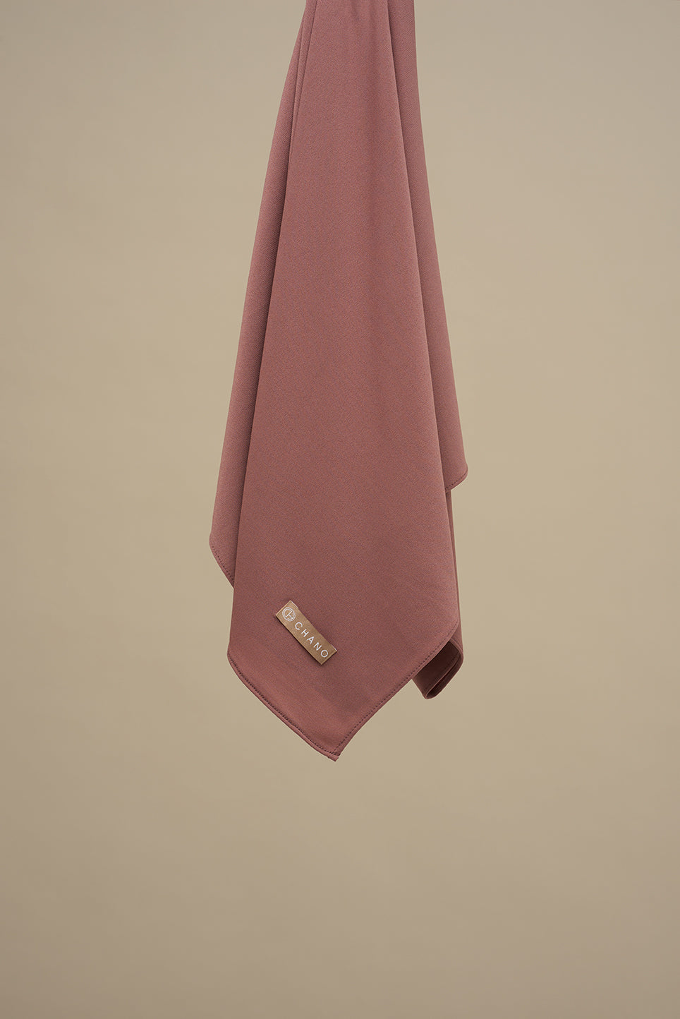 De premium jersey hijab in rose taupe is gemaakt van zachte, comfortabele stretchstof, ideaal voor alle seizoenen. Licht van structuur en niet transparant.