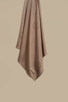 De CHANO satin jersey hijab in taupe is gemaakt van zachte, comfortabele stretchstof, ideaal voor alle seizoenen. Niet-transparant en licht van structuur.