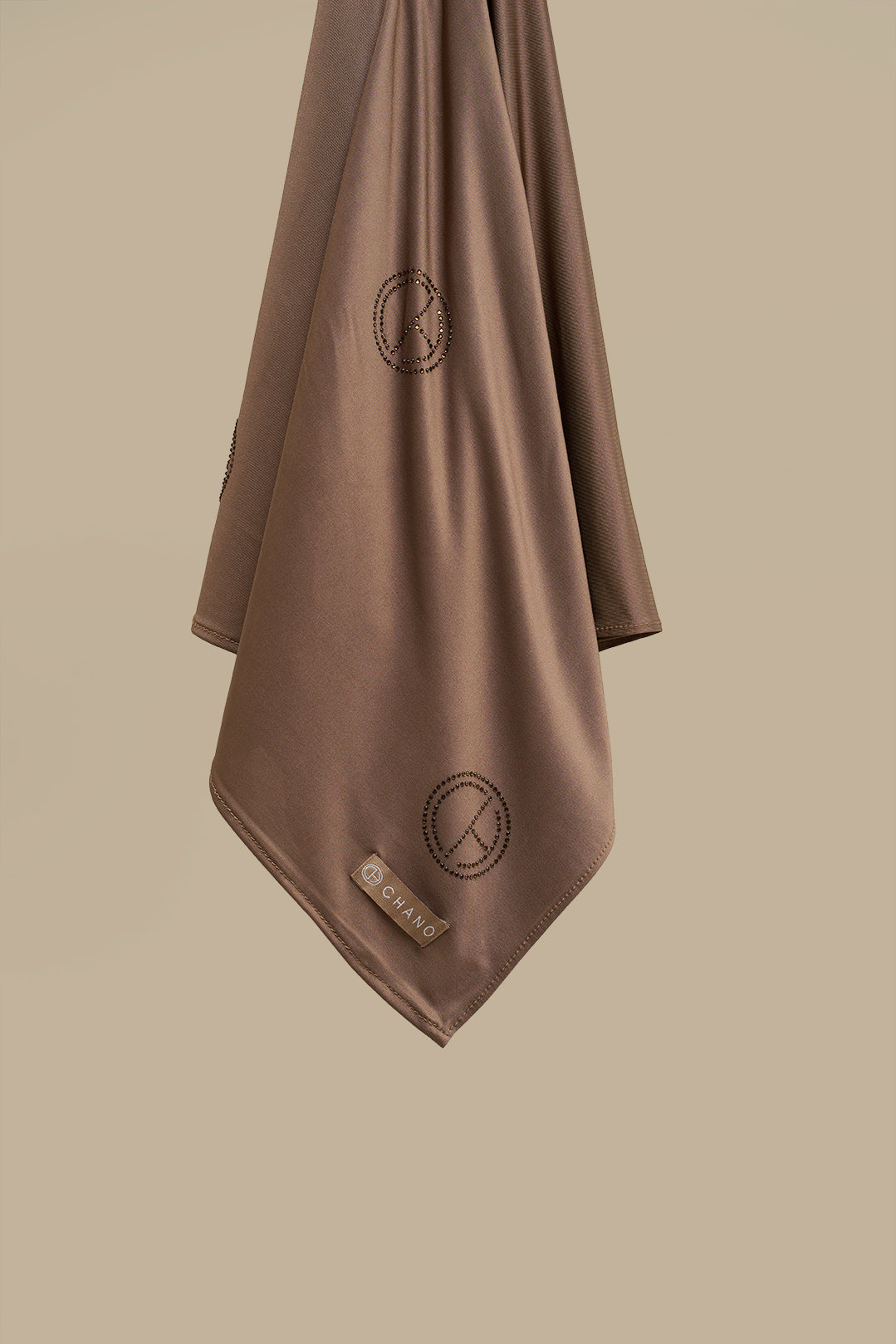 De CHANO satin jersey hijab in bruin is gemaakt van zachte, comfortabele stretchstof, ideaal voor alle seizoenen. Niet-transparant en licht van structuur. 