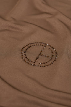 De CHANO satin jersey hijab in bruin is gemaakt van zachte, comfortabele stretchstof, ideaal voor alle seizoenen. Niet-transparant en licht van structuur. 