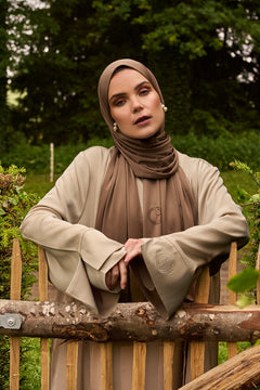 De CHANO satin jersey hijab in bruin is gemaakt van zachte, comfortabele stretchstof, ideaal voor alle seizoenen. Niet-transparant en licht van structuur. 