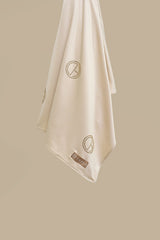 De CHANO satin jersey hijab in crème is gemaakt van zachte, comfortabele stretchstof, ideaal voor alle seizoenen. Niet-transparant en licht van structuur. 
