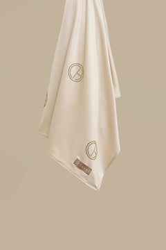 De CHANO satin jersey hijab in crème is gemaakt van zachte, comfortabele stretchstof, ideaal voor alle seizoenen. Niet-transparant en licht van structuur. 