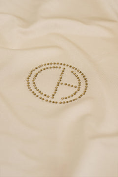 De CHANO satin jersey hijab in crème is gemaakt van zachte, comfortabele stretchstof, ideaal voor alle seizoenen. Niet-transparant en licht van structuur. 