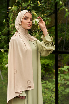 De CHANO satin jersey hijab in crème is gemaakt van zachte, comfortabele stretchstof, ideaal voor alle seizoenen. Niet-transparant en licht van structuur. 