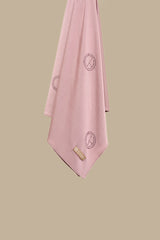 De CHANO satin jersey hijab in oud roze is gemaakt van zachte, comfortabele stretchstof, ideaal voor alle seizoenen. Niet-transparant en licht van structuur.