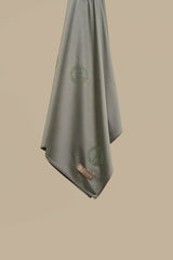 De CHANO satin jersey hijab in salie groen is gemaakt van zachte, comfortabele stretchstof, ideaal voor alle seizoenen. Niet-transparant en licht van structuur.