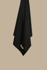 De CHANO satin jersey hijab in zwart is gemaakt van zachte, comfortabele stretchstof, ideaal voor alle seizoenen. Niet-transparant en licht van structuur. 