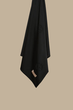 De CHANO satin jersey hijab in zwart is gemaakt van zachte, comfortabele stretchstof, ideaal voor alle seizoenen. Niet-transparant en licht van structuur. 