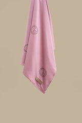 De CHANO satin jersey hijab in blush roze is gemaakt van zachte, comfortabele stretchstof, ideaal voor alle seizoenen. Niet-transparant en licht van structuur.