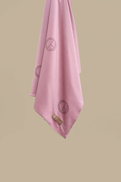 De CHANO satin jersey hijab in blush roze is gemaakt van zachte, comfortabele stretchstof, ideaal voor alle seizoenen. Niet-transparant en licht van structuur.