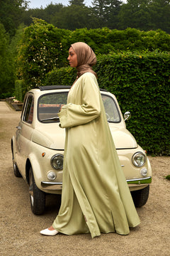 De tweedelige satijnen abaya van CHANO in de kleur licht groen is gemaakt van een prachtige mat satijnen stof met een subtiele glans. De soepel vallende stof voelt comfortabel aan. 