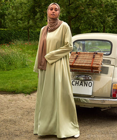 De tweedelige satijnen abaya van CHANO in de kleur licht groen is gemaakt van een prachtige mat satijnen stof met een subtiele glans. De soepel vallende stof voelt comfortabel aan. 