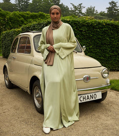 De tweedelige satijnen abaya van CHANO in de kleur licht groen is gemaakt van een prachtige mat satijnen stof met een subtiele glans. De soepel vallende stof voelt comfortabel aan. 