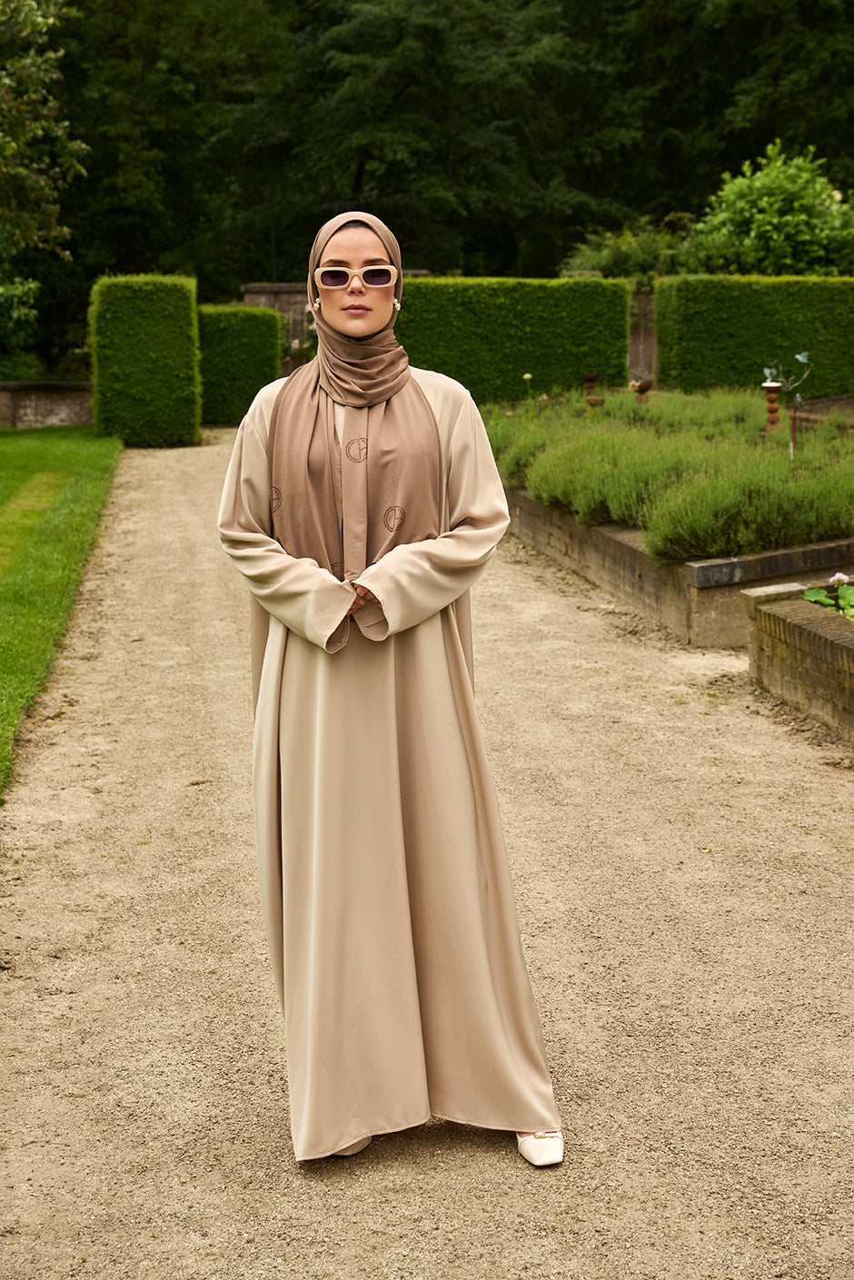 De tweedelige satijnen abaya van CHANO is gemaakt van een prachtige mat satijnen stof met een subtiele glans. De soepel vallende stof voelt comfortabel aan. 