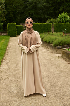 De tweedelige satijnen abaya van CHANO is gemaakt van een prachtige mat satijnen stof met een subtiele glans. De soepel vallende stof voelt comfortabel aan. 