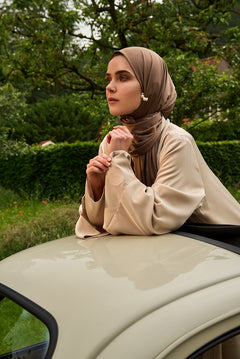 De tweedelige satijnen abaya van CHANO is gemaakt van een prachtige mat satijnen stof met een subtiele glans. De soepel vallende stof voelt comfortabel aan. 