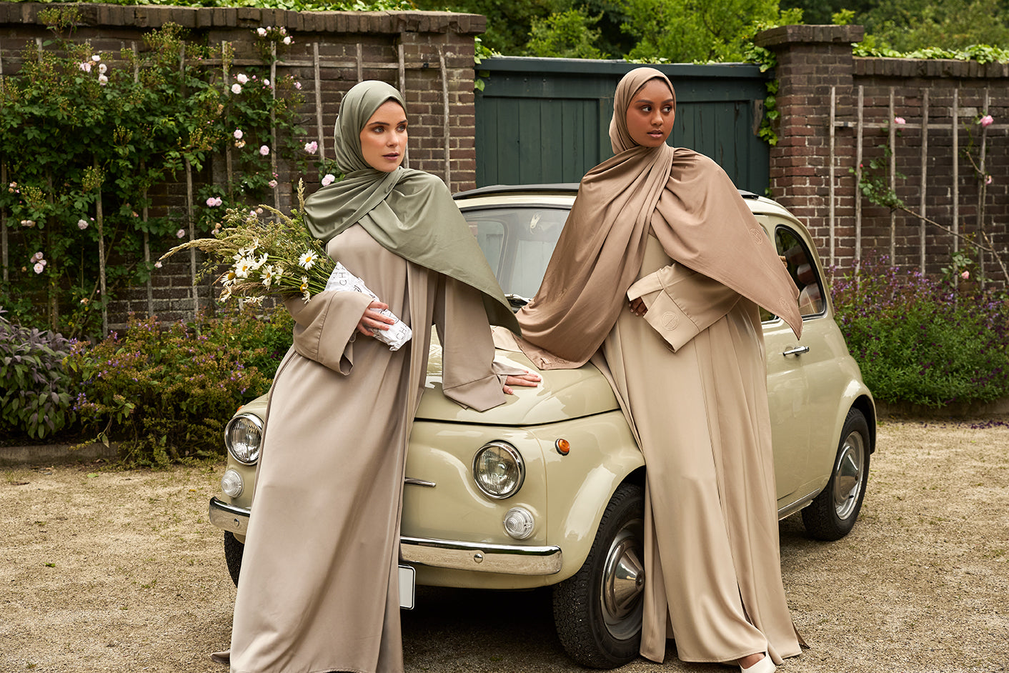 De tweedelige satijnen abaya van CHANO is gemaakt van een prachtige mat satijnen stof met een subtiele glans. De soepel vallende stof voelt comfortabel aan. 