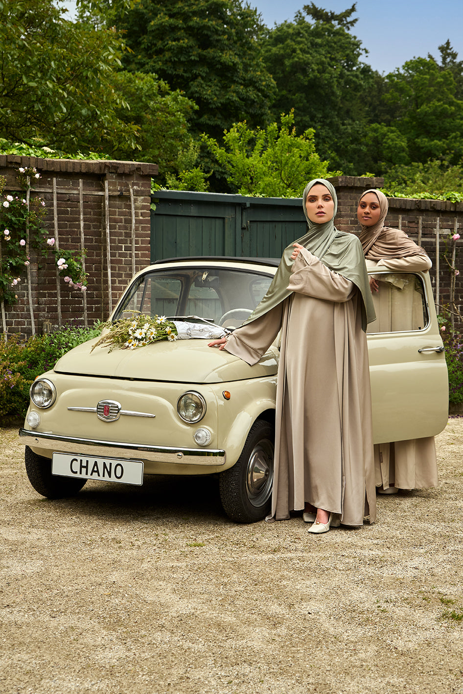 De tweedelige satijnen abaya van CHANO in de kleur Taupe is gemaakt van een prachtige mat satijnen stof met een subtiele glans. De soepel vallende stof voelt comfortabel aan. 