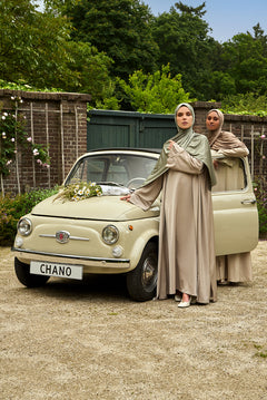De tweedelige satijnen abaya van CHANO in de kleur Taupe is gemaakt van een prachtige mat satijnen stof met een subtiele glans. De soepel vallende stof voelt comfortabel aan. 