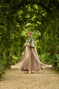 De tweedelige satijnen abaya van CHANO in de kleur Taupe is gemaakt van een prachtige mat satijnen stof met een subtiele glans. De soepel vallende stof voelt comfortabel aan. 